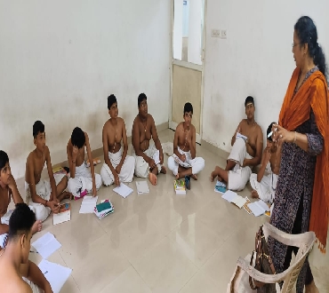 ശ്രീമതി പുഷ്പ രാധാകൃഷ്ണൻ (HoD, Department of English Bharatiya Vidya Bhavan(Rtd) ,New Delhi)വിദ്യാപീഠത്തിൽ ഒന്നാം വർഷ വിദ്യാർത്ഥികൾക്കായി ഓറിയന്റേഷൻ ക്ലാസ് നടത്തി. വിഷയം: ഭാഷാ നൈപുണ്യവും, വ്യാകരണവും🙏🙏